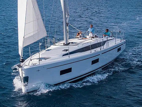 Bavaria C42 - External image