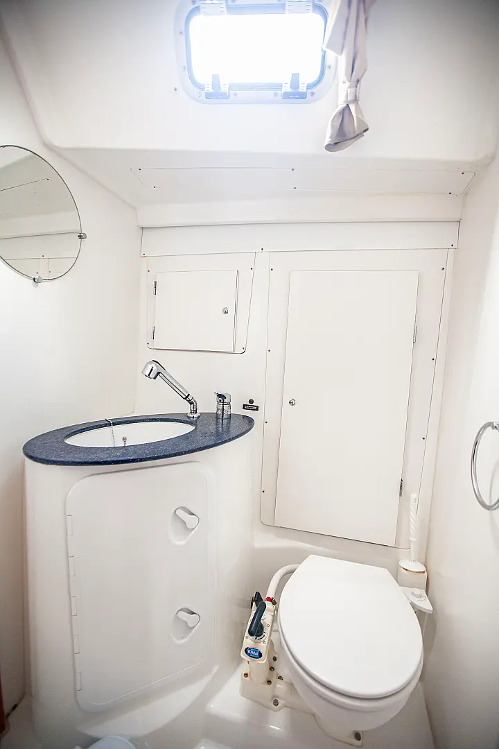 Cyclades 50.5 - Front WC (starboard side)