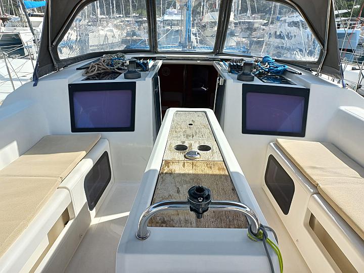 Dufour 410 Grand Large 6 - cockpit