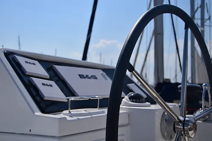 LAGOON  450F AMARE I / SKIPPERED ONLY / FREE STAND UP PADDLE / BOW CUSHIONS  - 