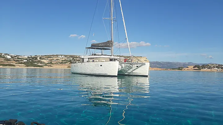 LAGOON  450F AMARE I / SKIPPERED ONLY / FREE STAND UP PADDLE / BOW CUSHIONS  - 