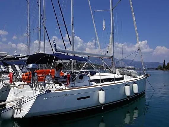 Sun Odyssey 389 - External image