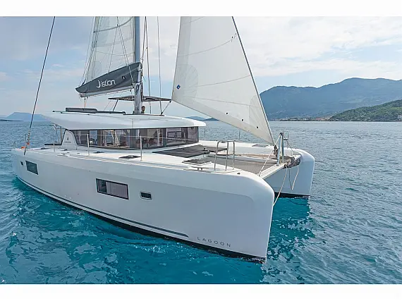 Lagoon 42 A/C & GEN - External image