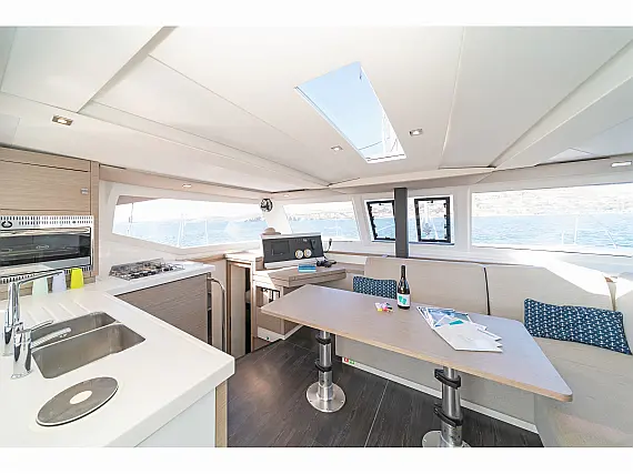 Lucia 40  - Internal image