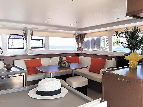 LAGOON  450F AMARE I / SKIPPERED ONLY / FREE STAND UP PADDLE / BOW CUSHIONS  - Internal image