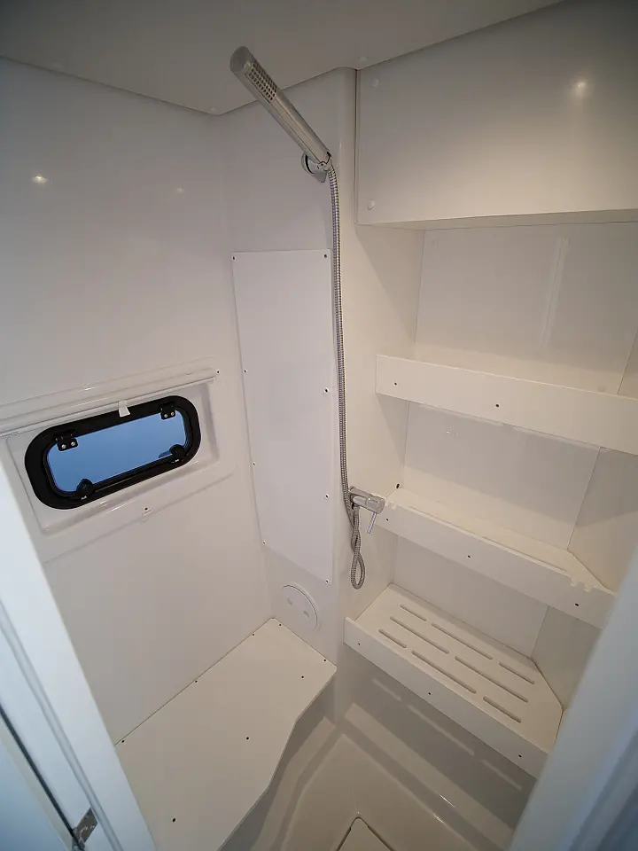 Bali 4.8 (5+2 cab) - shower