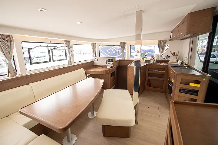 Lagoon 42 - saloon