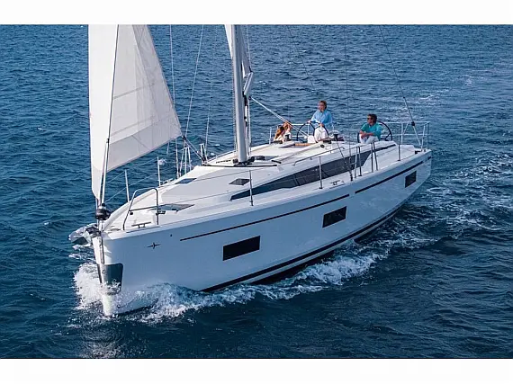 Bavaria C42 - External image