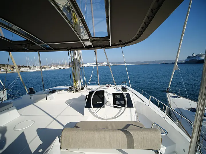 Bali 4.8 (5+2 cab) - flybridge helm station
