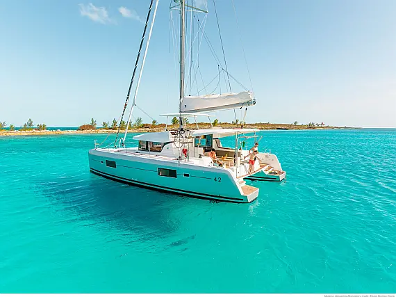 Lagoon 42 - External image