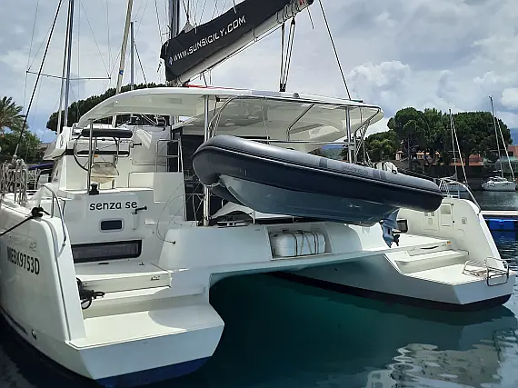 Lagoon 42 - External image