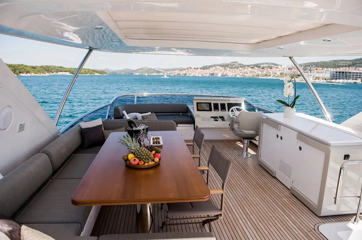 Alyss flybridge