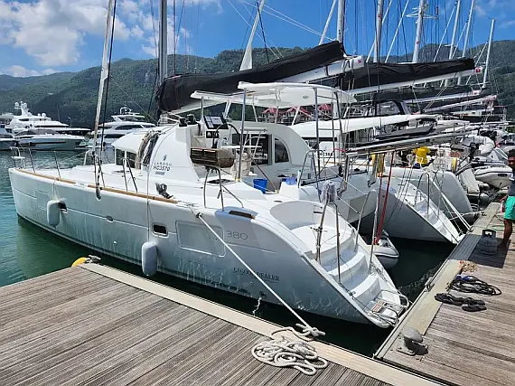 Lagoon 380 - External image