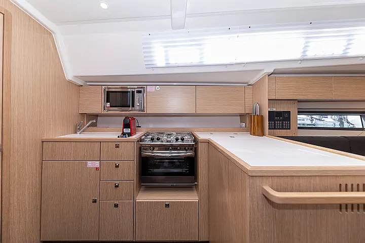 Bavaria C42 - 